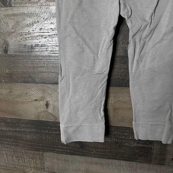 Lululemon Crop 6  - Picture 3 of 3